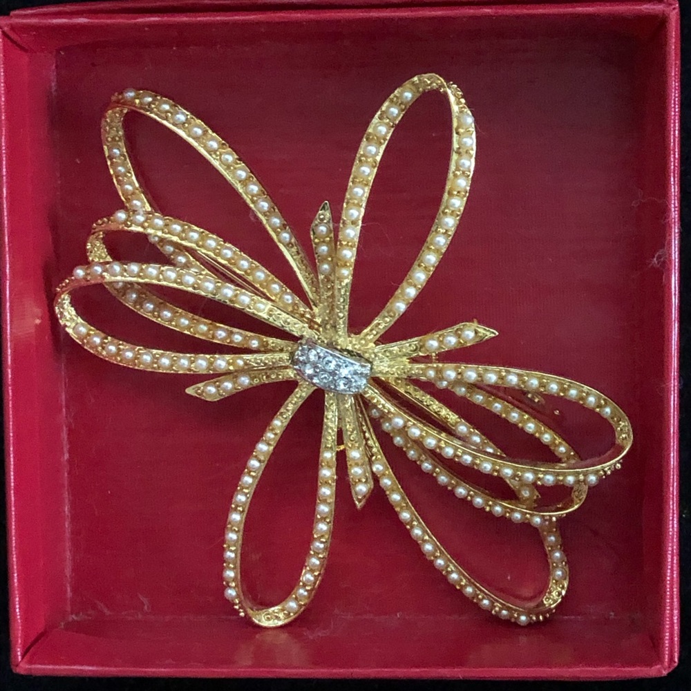 Ivana golden brooch